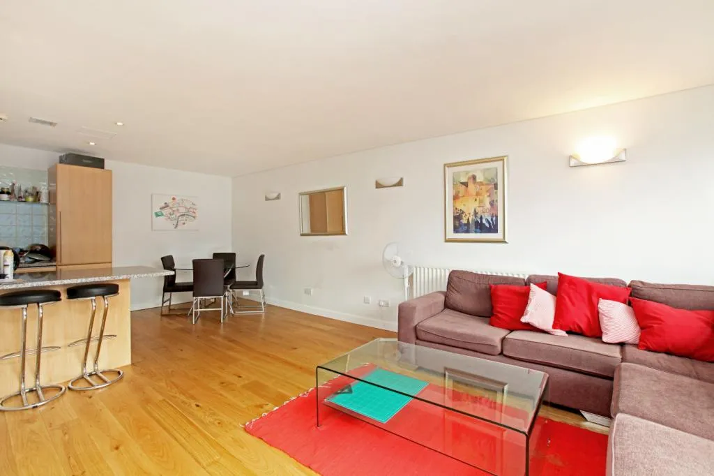 2 bed flat to rent — Britton Street, London, EC1M