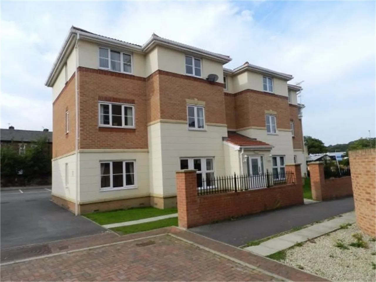2 bed flat to rent, Queen Street, Cleckheaton, BD19