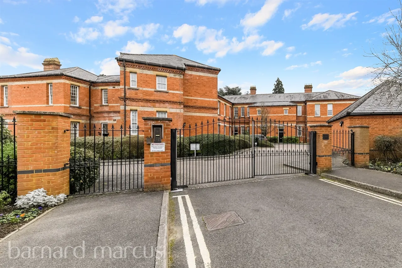 2 bed character property for sale — Sandy Mead, Epsom