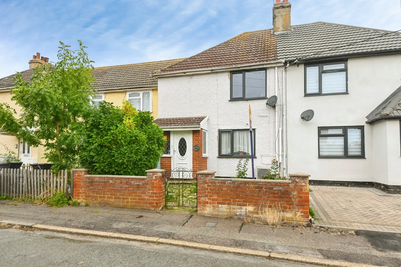 3 bed house for sale, Grove Avenue, Walton On The Naze, CO14
