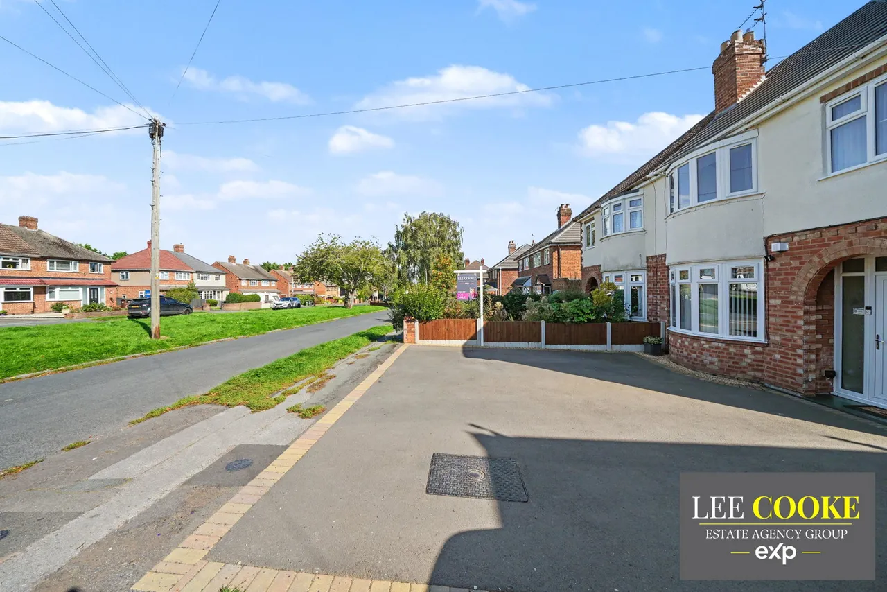 Lawnswood Avenue, Claregate, photo 3
