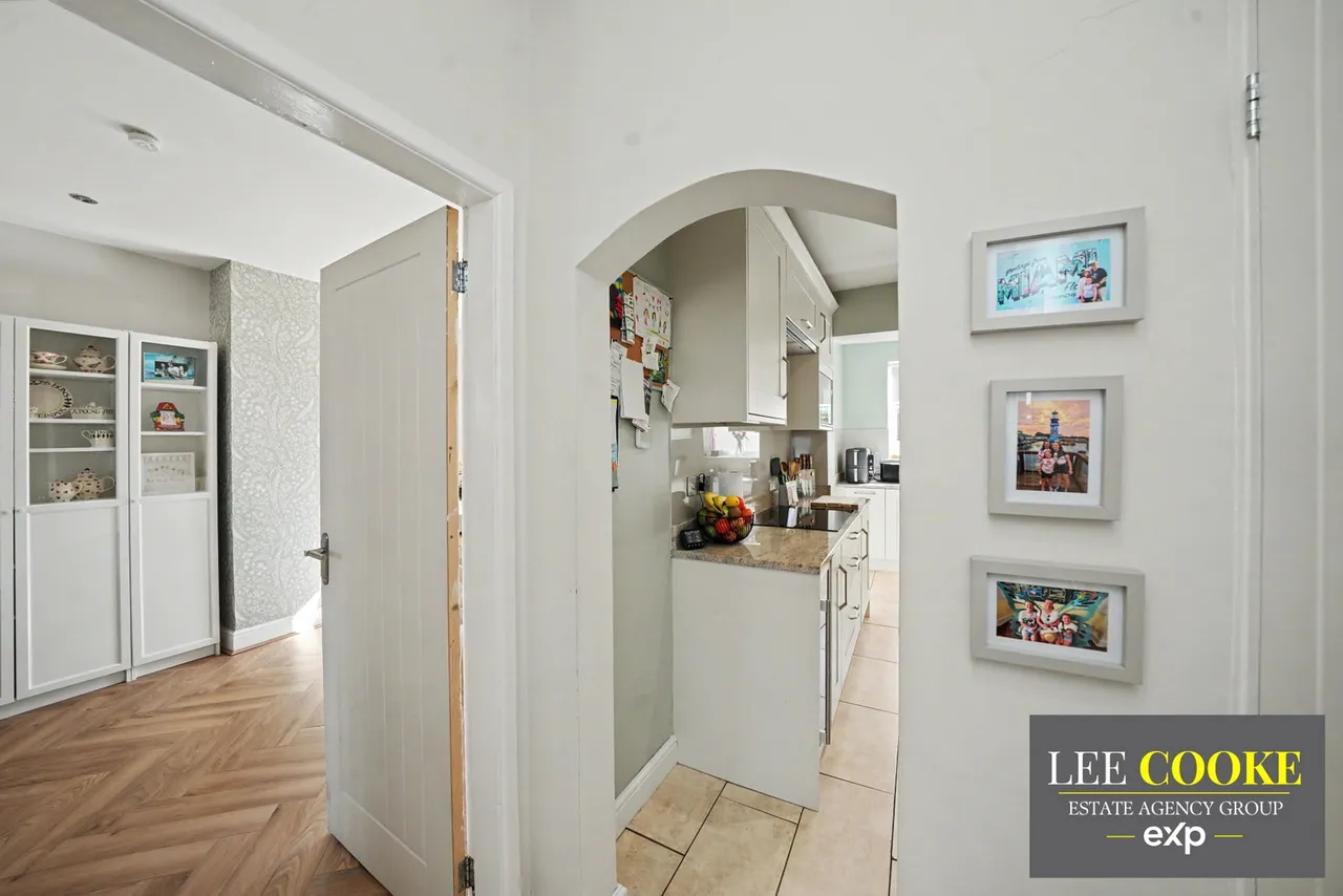 Lawnswood Avenue, Claregate, photo 9