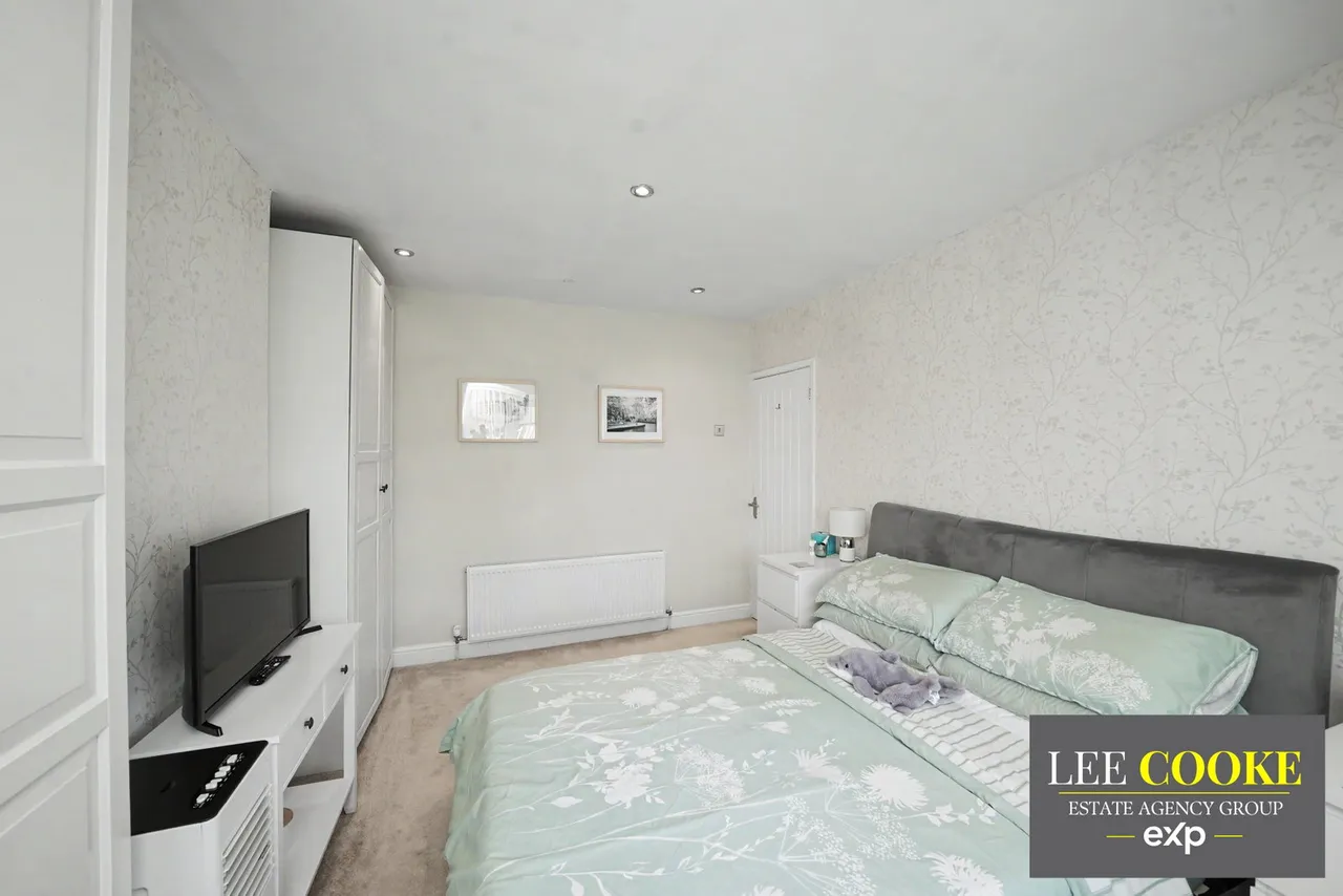 Lawnswood Avenue, Claregate, photo 23