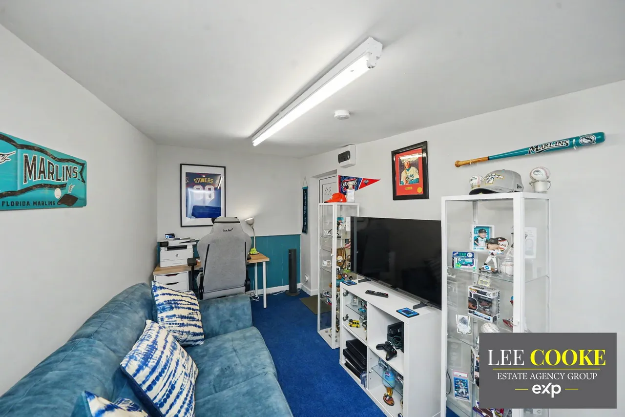 Lawnswood Avenue, Claregate, photo 33