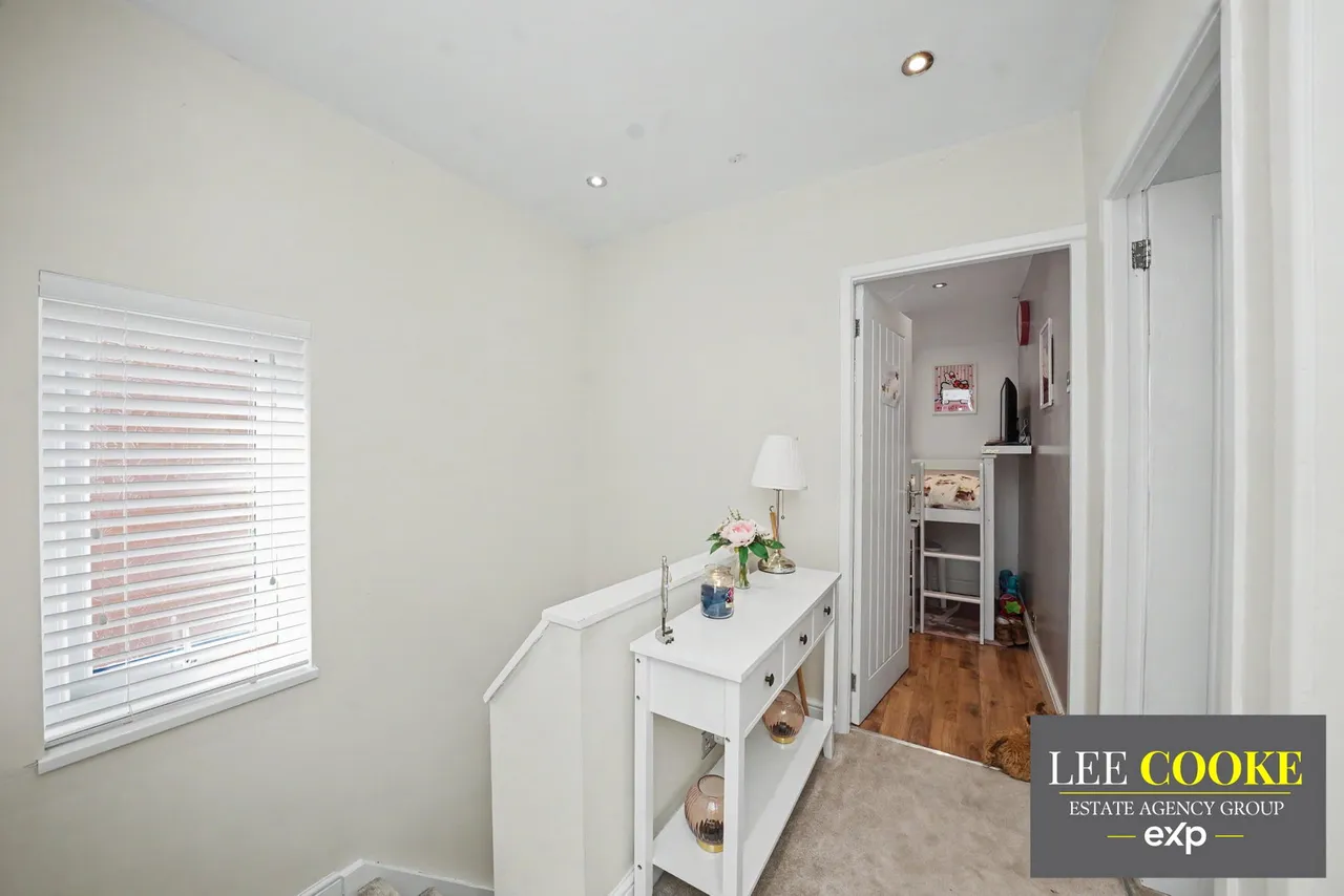 Lawnswood Avenue, Claregate, photo 21