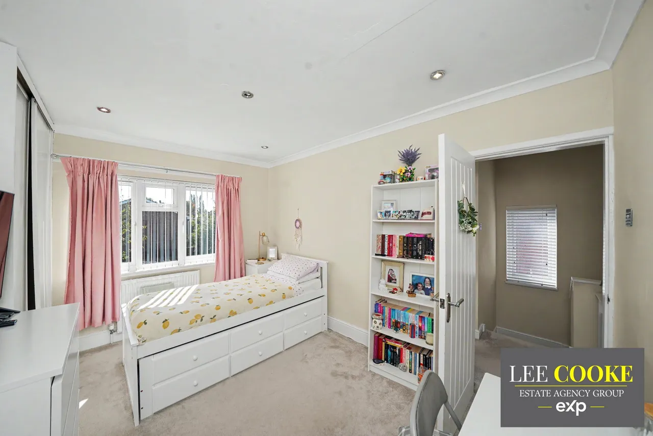 Lawnswood Avenue, Claregate, photo 26