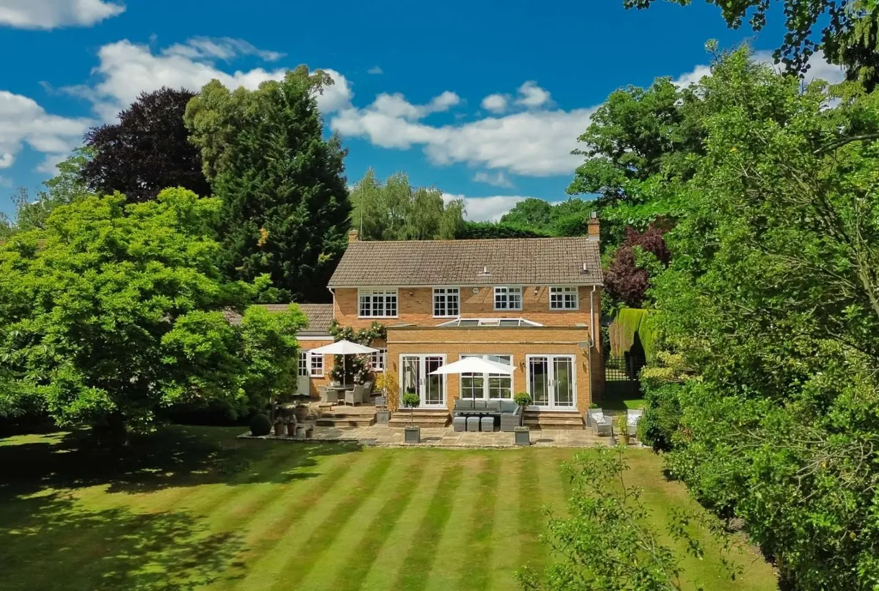 4 bed house for sale — Meadway, Esher, Surrey, KT10 9HG
