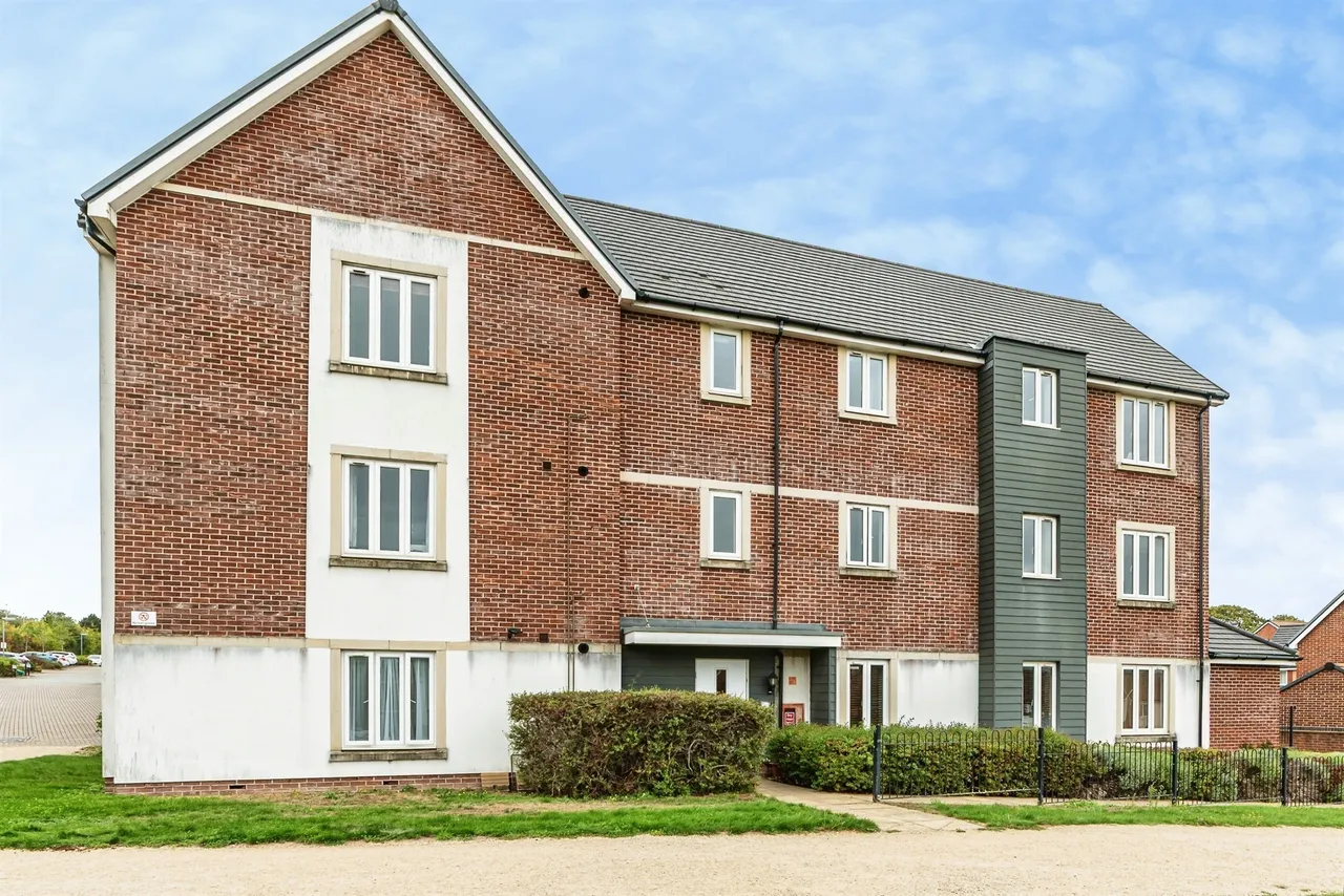 2 bed flat for sale, St. Catherine Road, Basingstoke, RG24