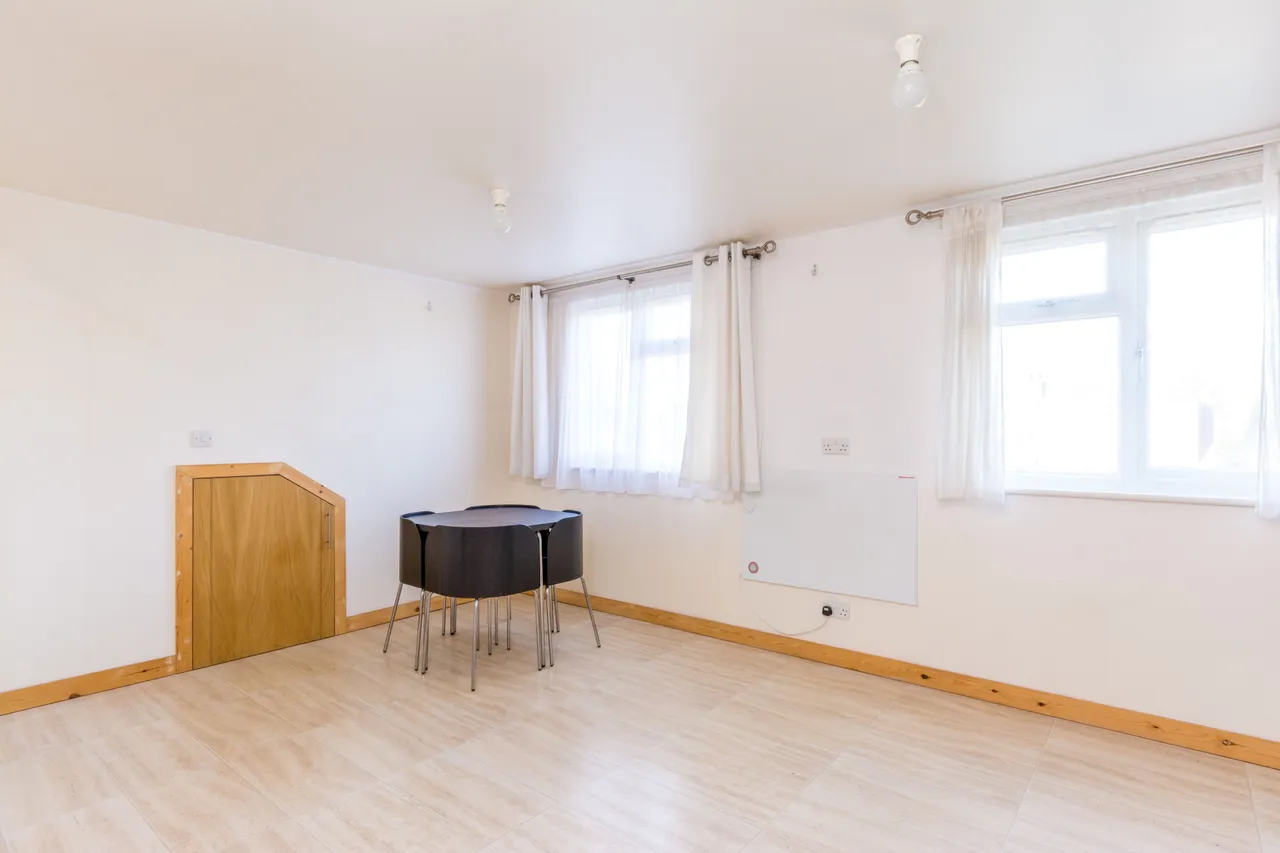 1 bed flat to rent — Second Floor One Bedroom Flat, 150a Gunnersbury Lane, London