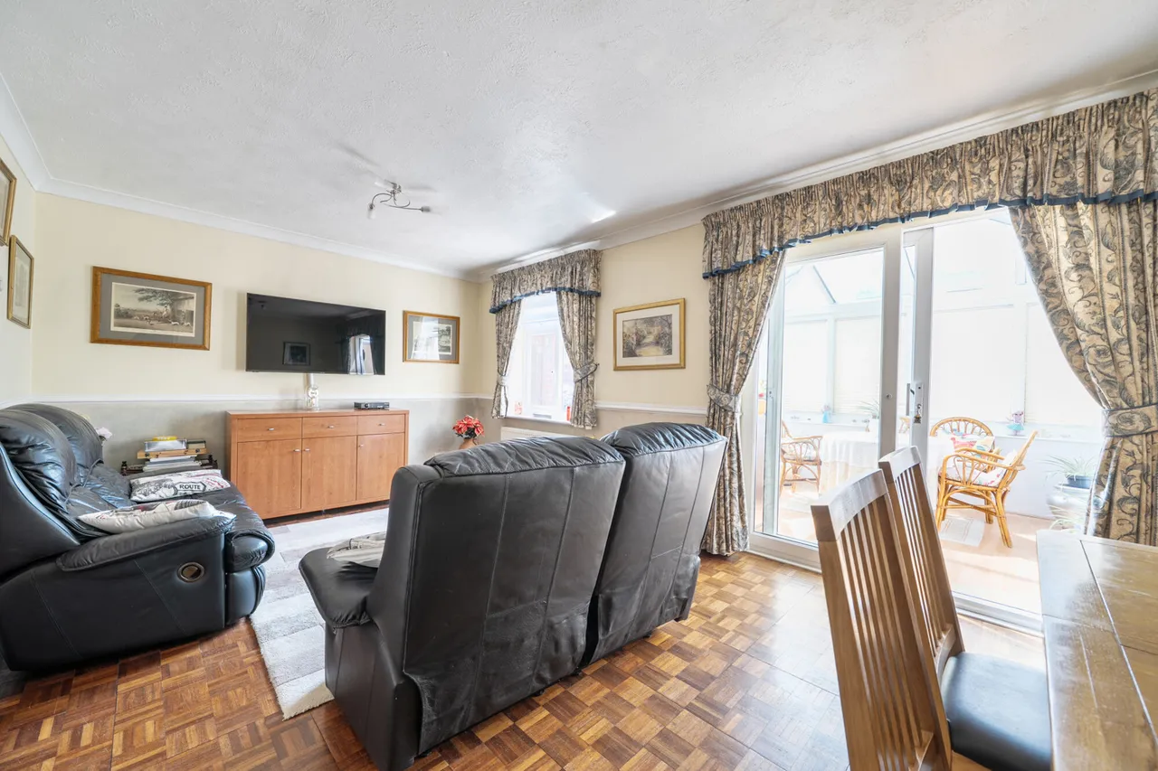 Exceptional Family Home in One of Hayes Most Prestigious Cul-de-Sacs, UB4, photo 2