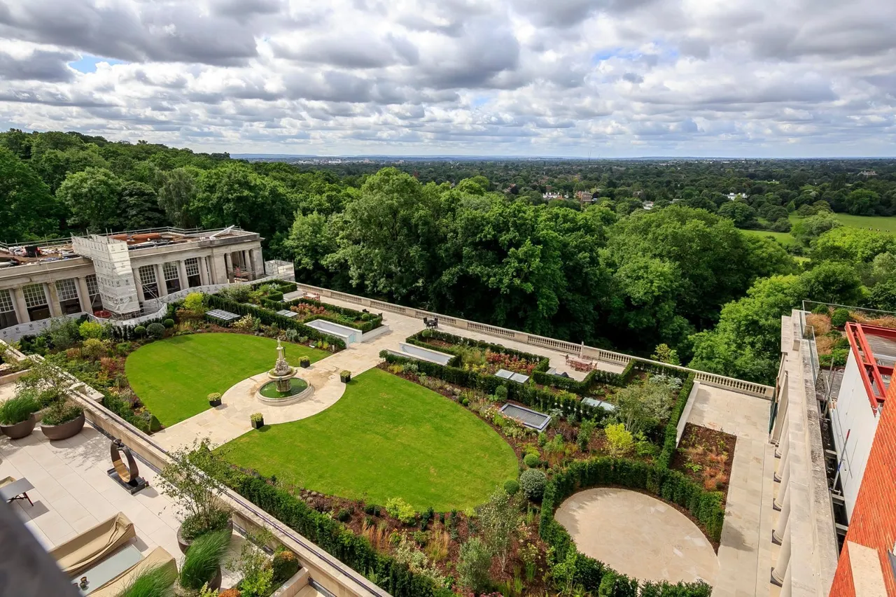 2 bed flat for sale, Star Garter House, Richmond Hill, TW10