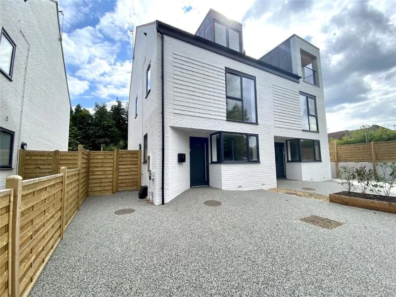 3 bed house to rent, Bagshot Manor Gardens, Bagshot, GU19
