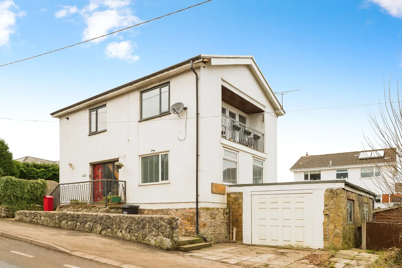 3 bed property for sale, Ruthin Road, Gwernymynydd, CH7