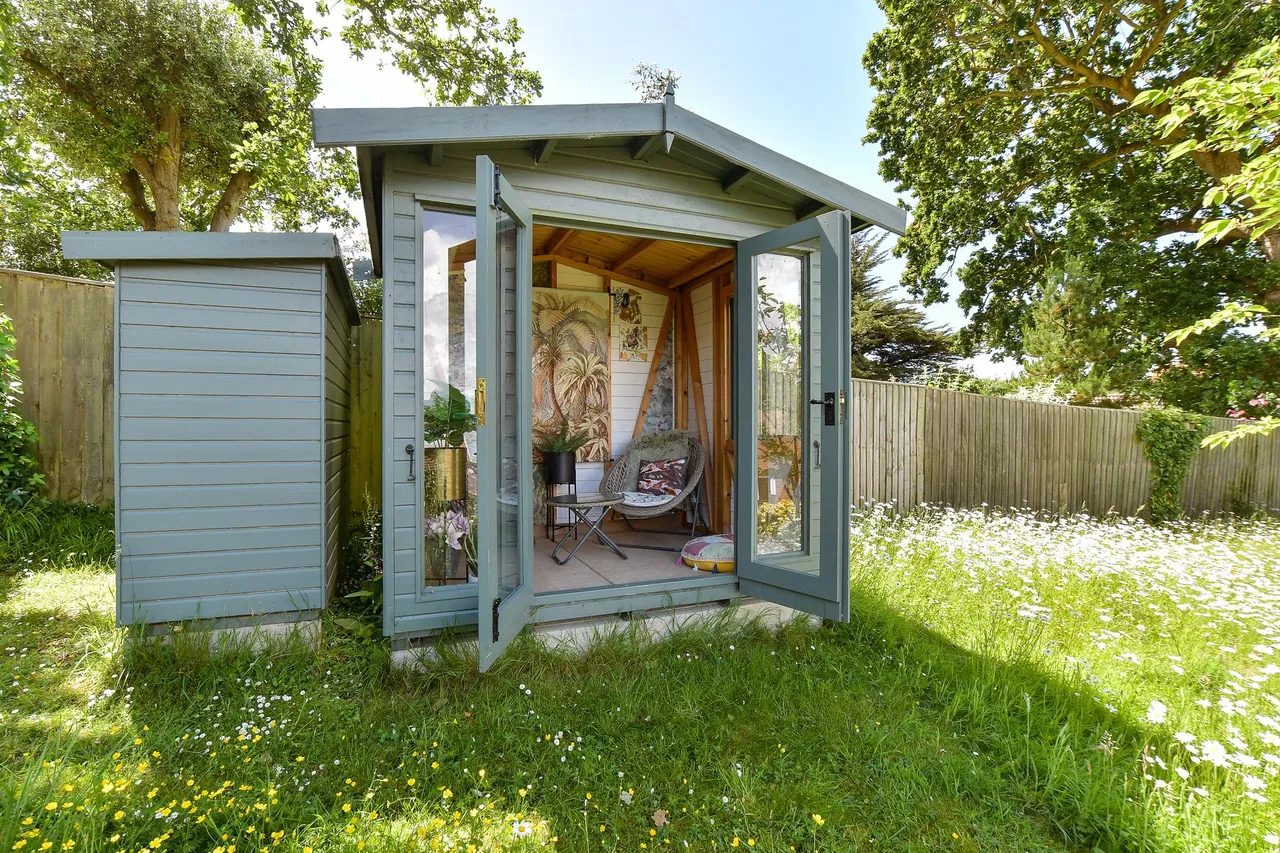 Cowes, PO31, photo 17