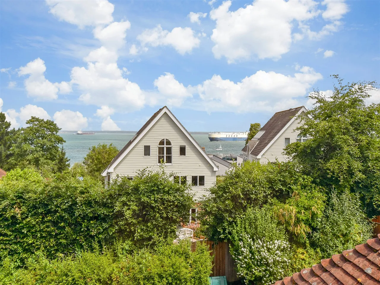Cowes, PO31, photo 2