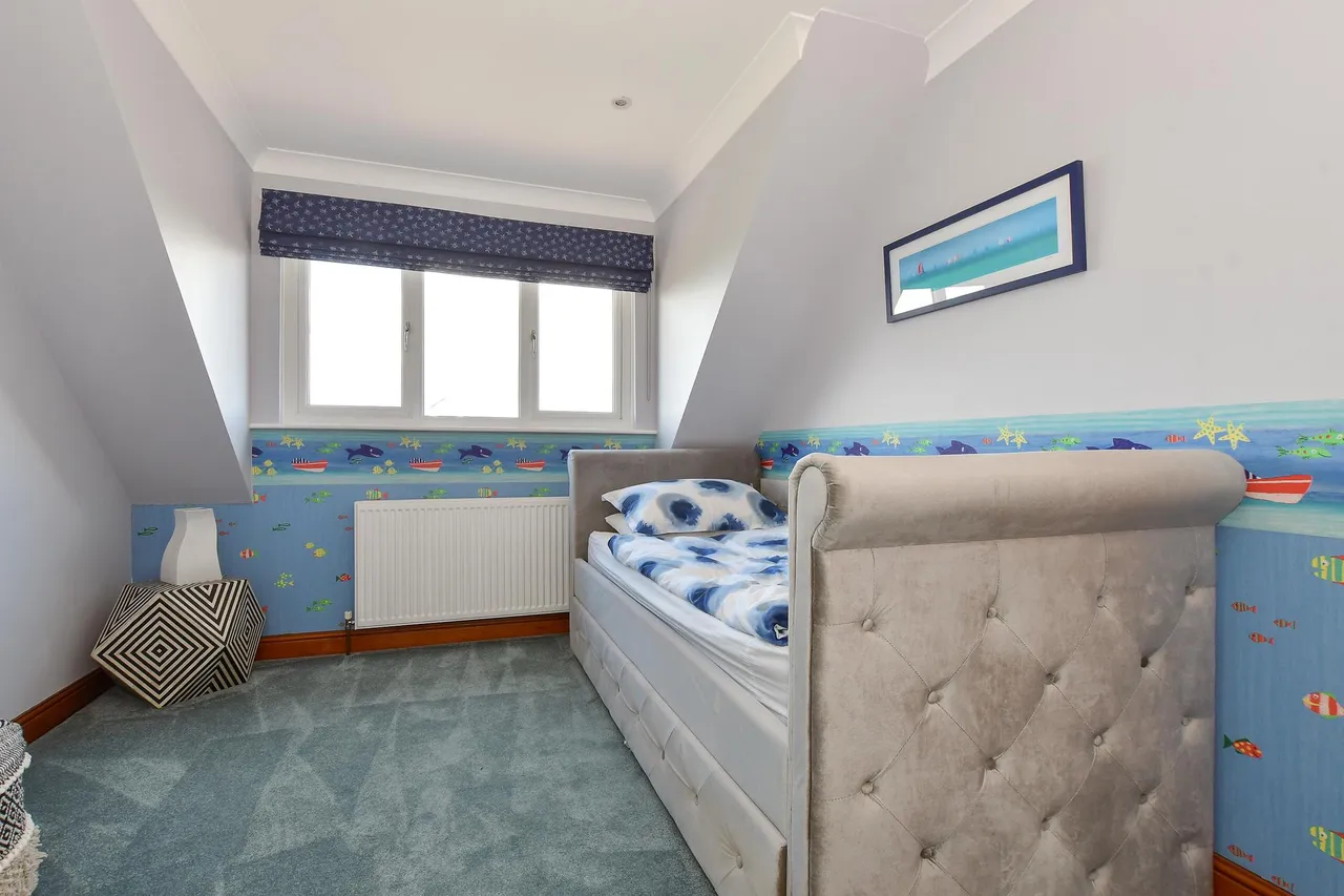 Cowes, PO31, photo 13
