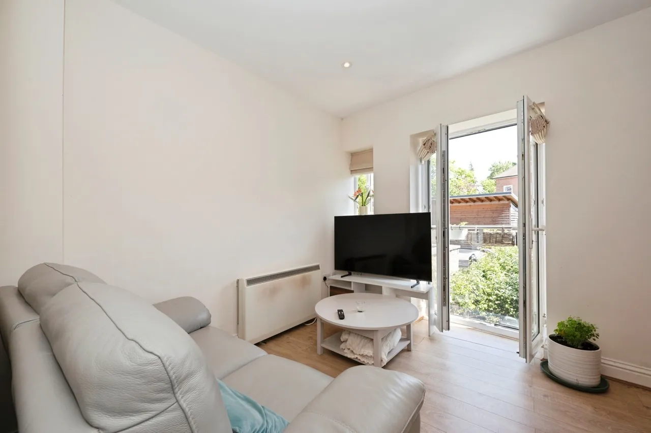 High Street, Esher, KT10, photo 3