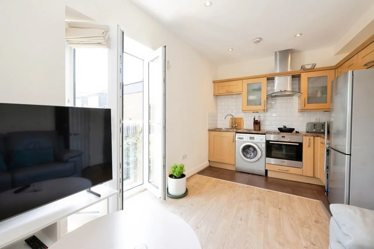 High Street, Esher, KT10, photo 5