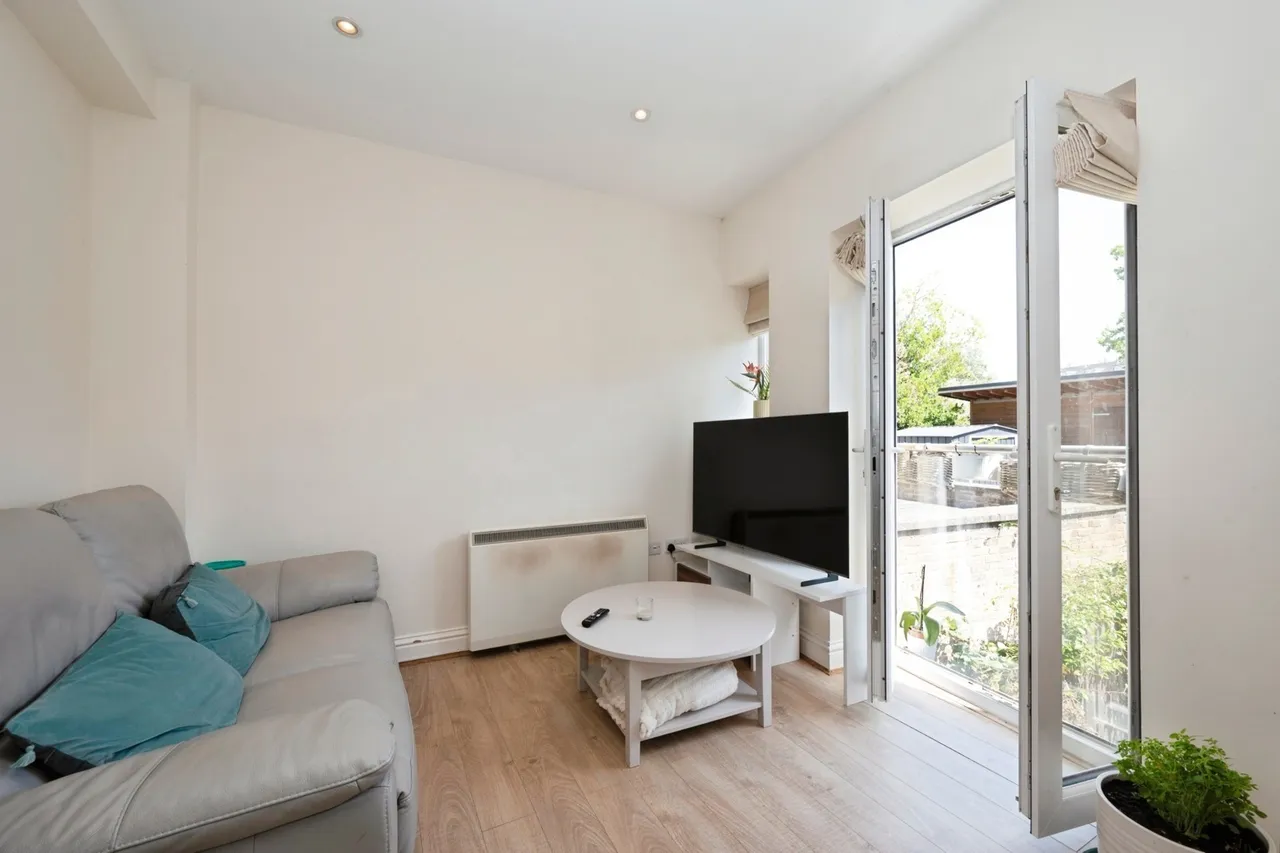 High Street, Esher, KT10, photo 6