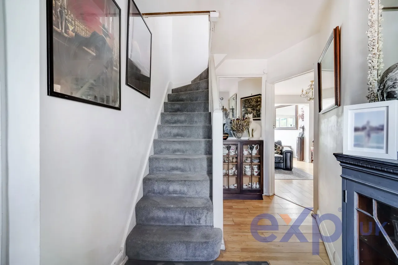Hughenden Road, Worcester Park, KT4 8DD, photo 2