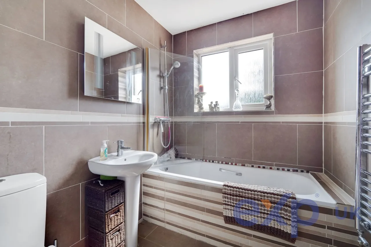 Hughenden Road, Worcester Park, KT4 8DD, photo 9