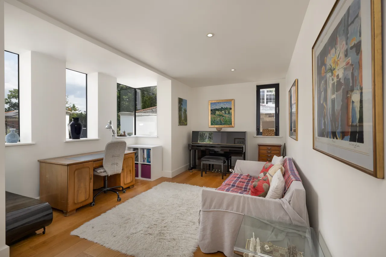 Coombe Hill Road, Mulberry, London, photo 11