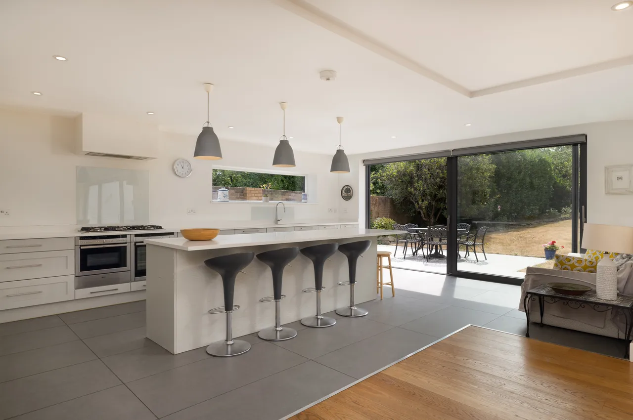 Coombe Hill Road, Mulberry, London, photo 4