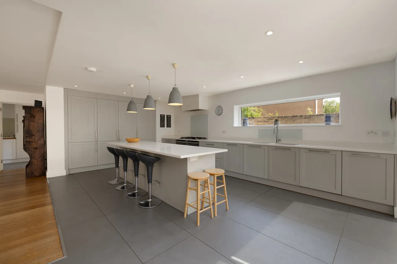 Coombe Hill Road, Mulberry, London, photo 6