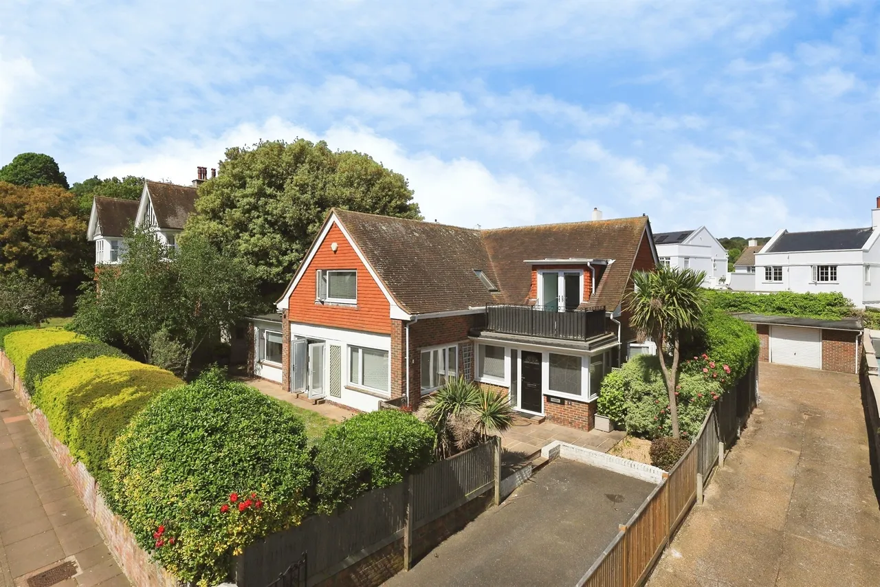 3 bed house for sale — Dukes Drive, Eastbourne