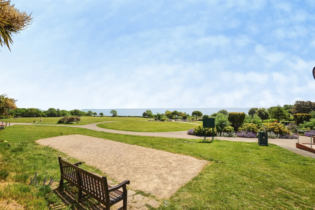 Dukes Drive, Eastbourne, photo 7