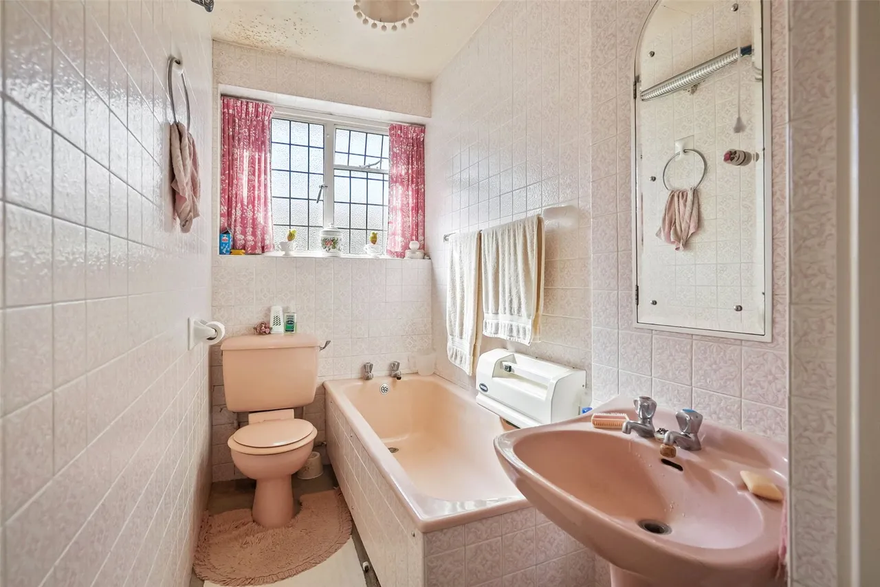 The Avenue, Sunbury, TW16 5HZ, photo 9