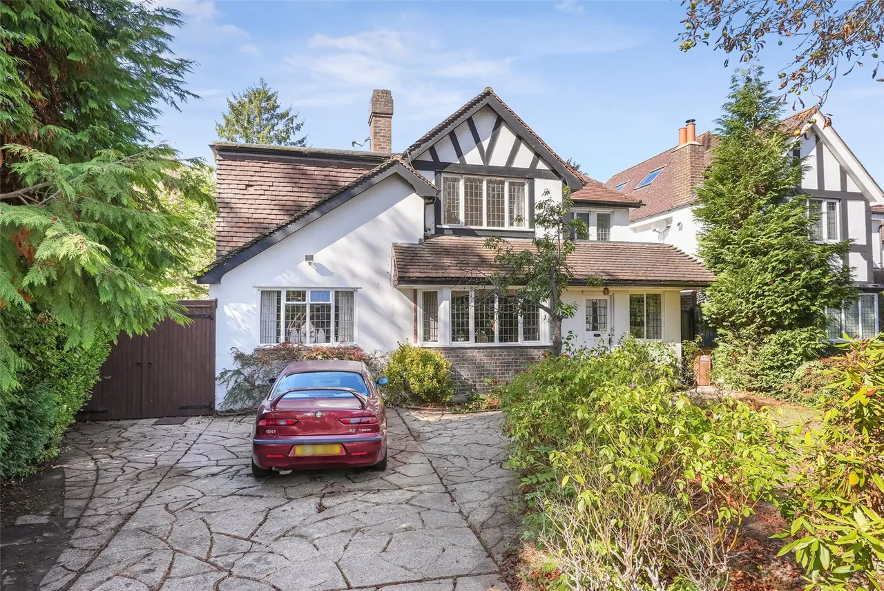 6 bed house for sale — The Avenue, Sunbury, TW16 5HZ