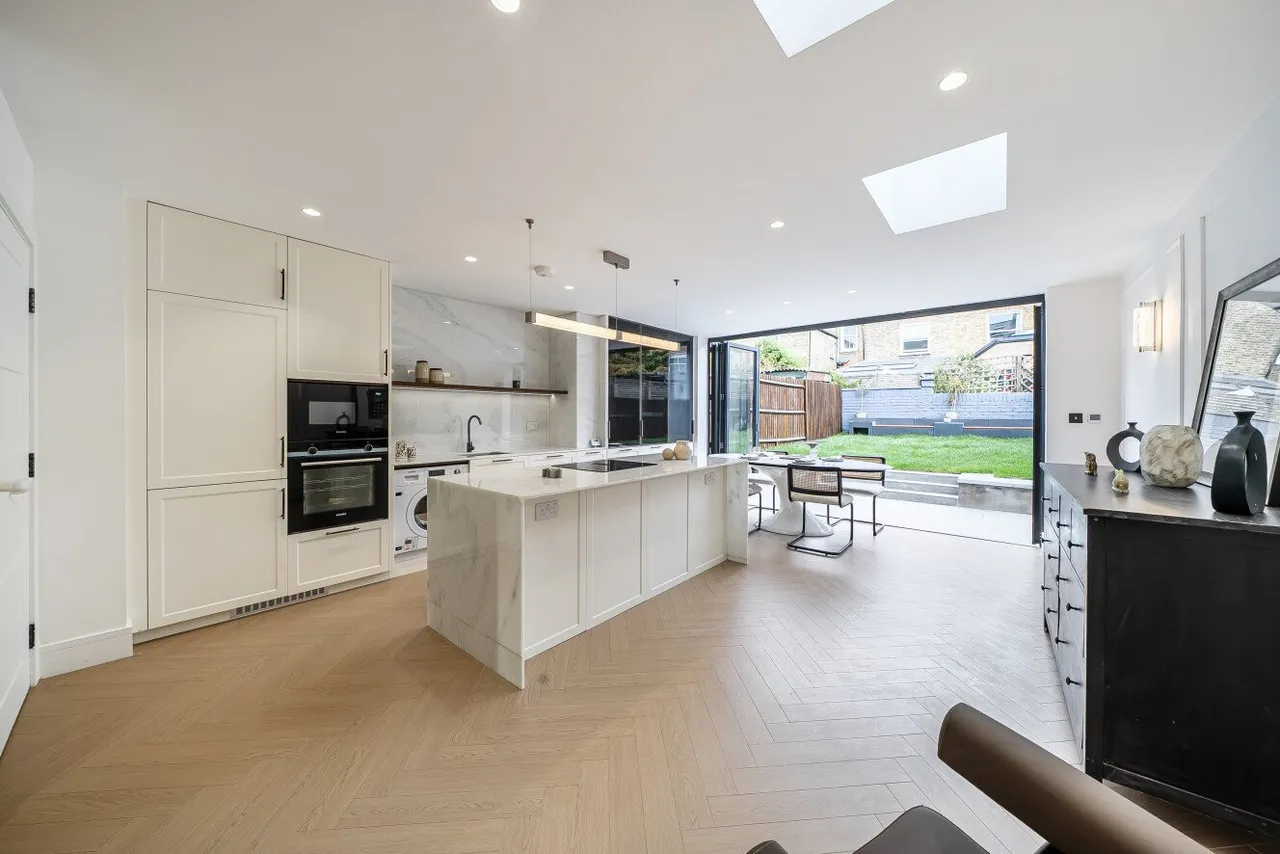 3 bed flat for sale, Gosberton Road, London, SW12