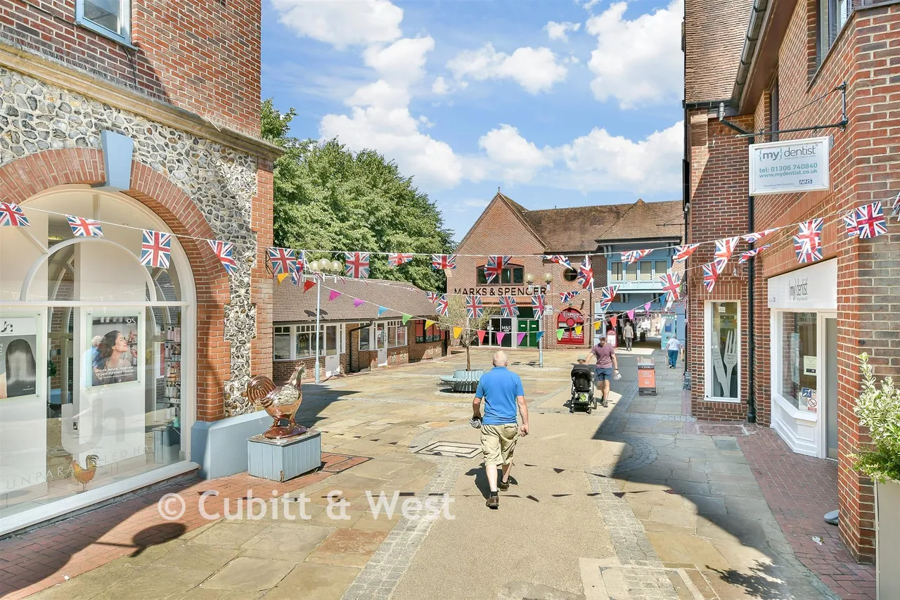 St. Martin's Walk, Dorking, RH4, photo 18