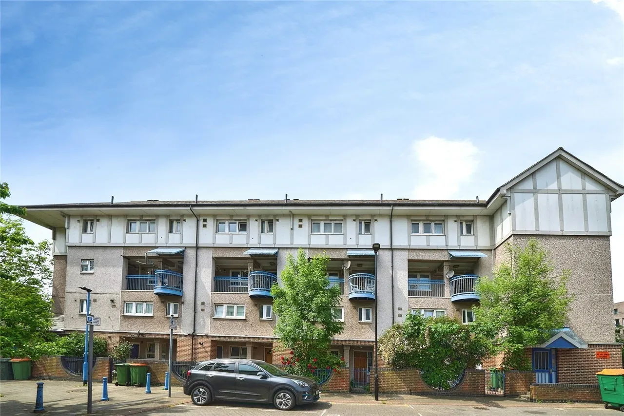 3 bed flat for sale — Gillman Drive, London, E15