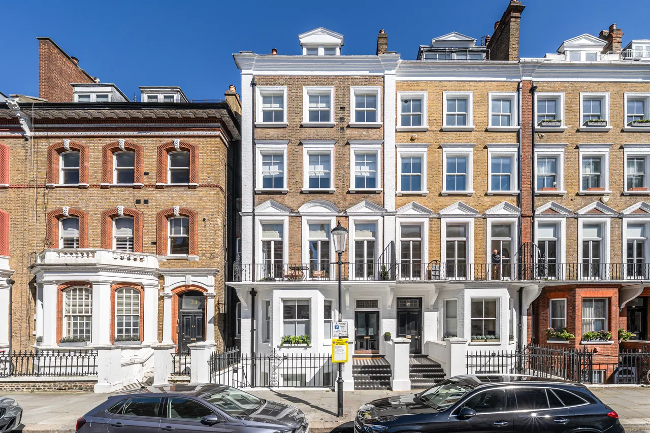 3 bed flat for sale — Roland Gardens, London, SW7