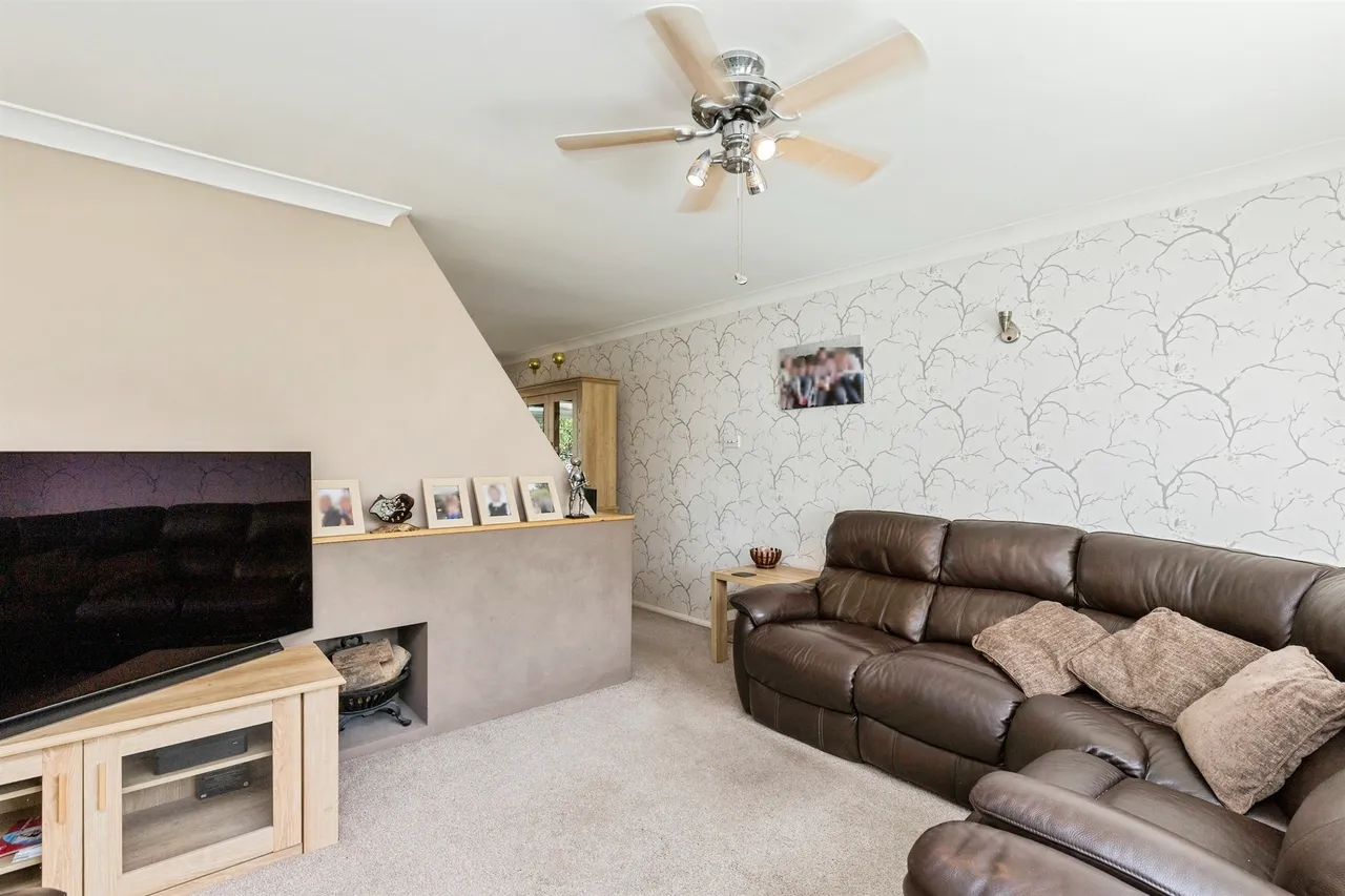 Hylands Close, Crawley, RH10, photo 2