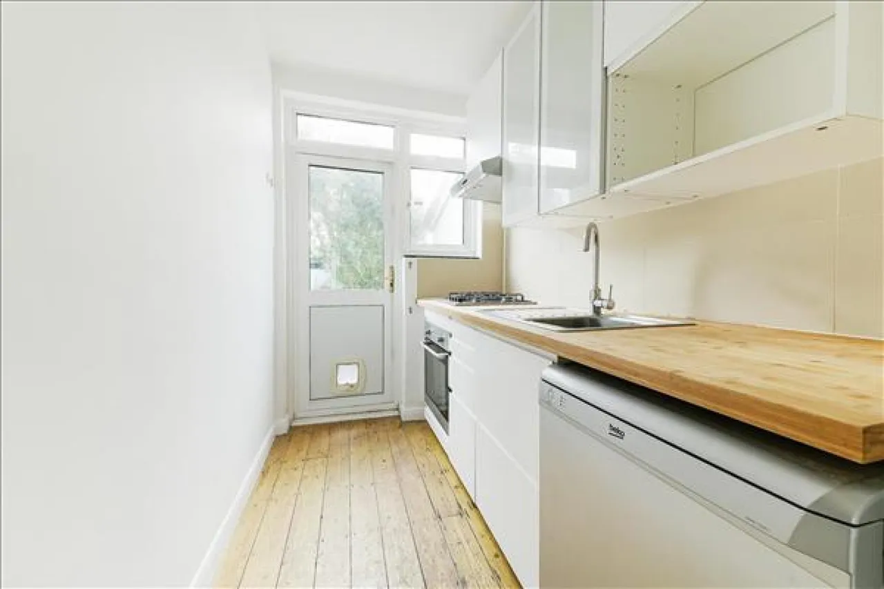 Bushey Road, Raynes Park, photo 2