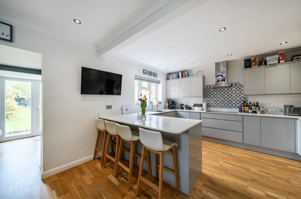 Brentmoor Road, West End, Woking, Surrey, GU24 9QQ, photo 4