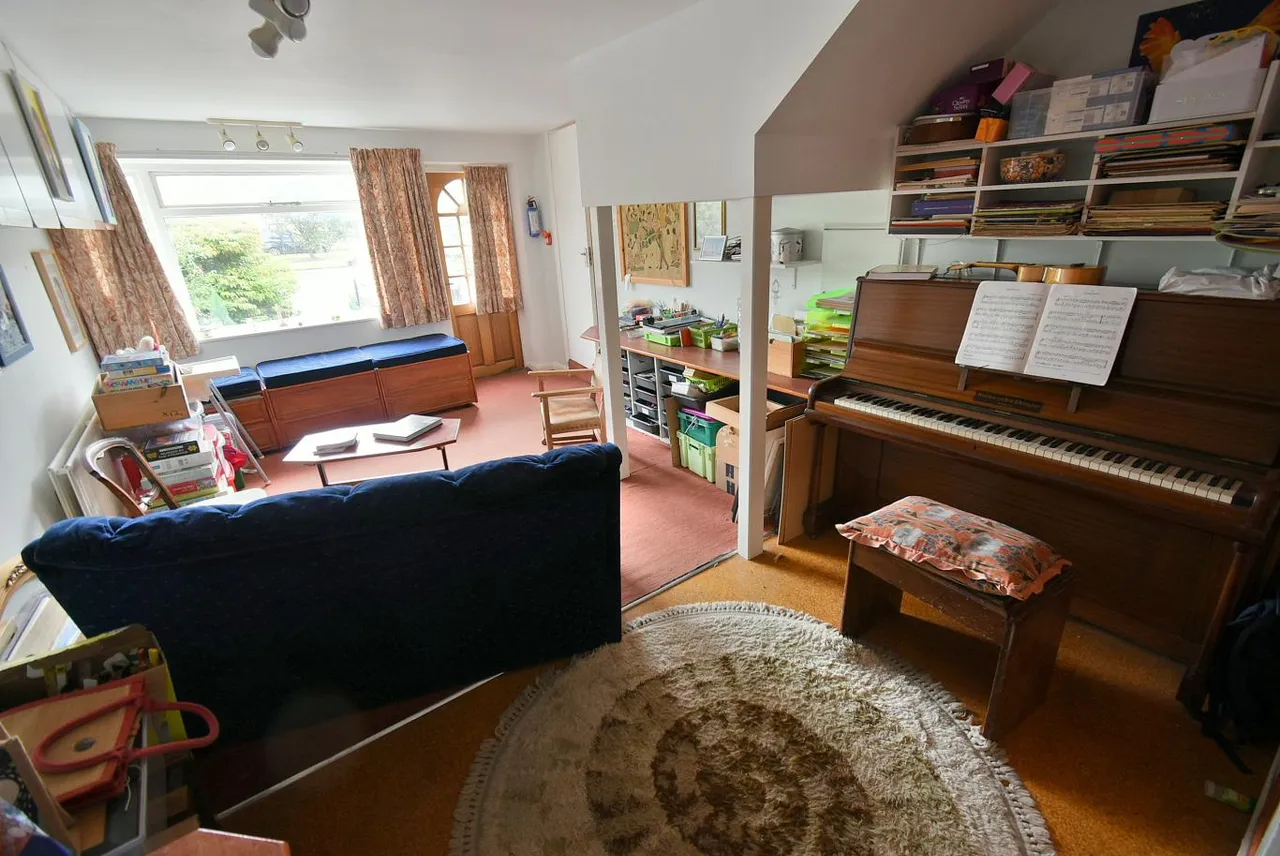 New Road, BH22, photo 9
