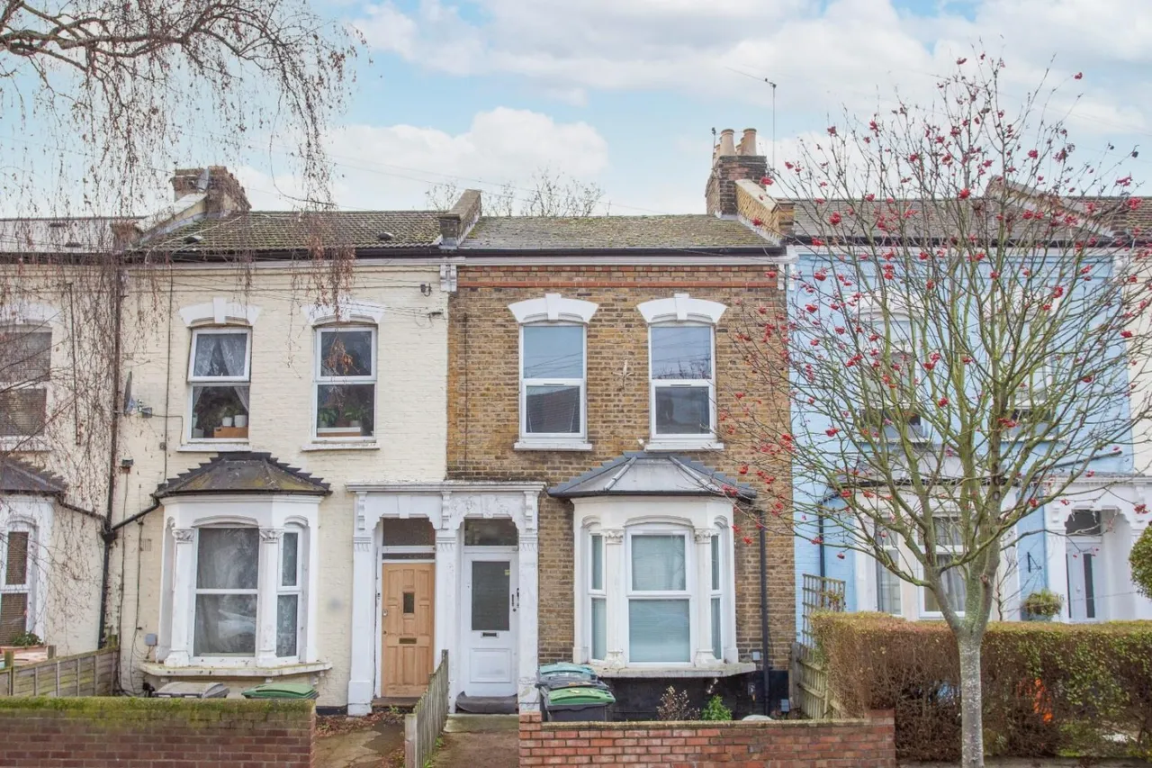 2 bed flat for sale — Beaconsfield Road, London, N17
