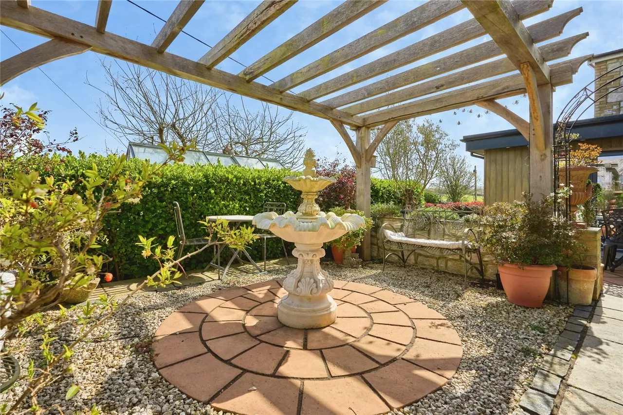 Main Road, Newbridge, PO41, photo 9