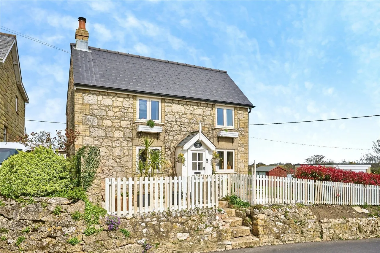 Main Road, Newbridge, PO41, photo 2