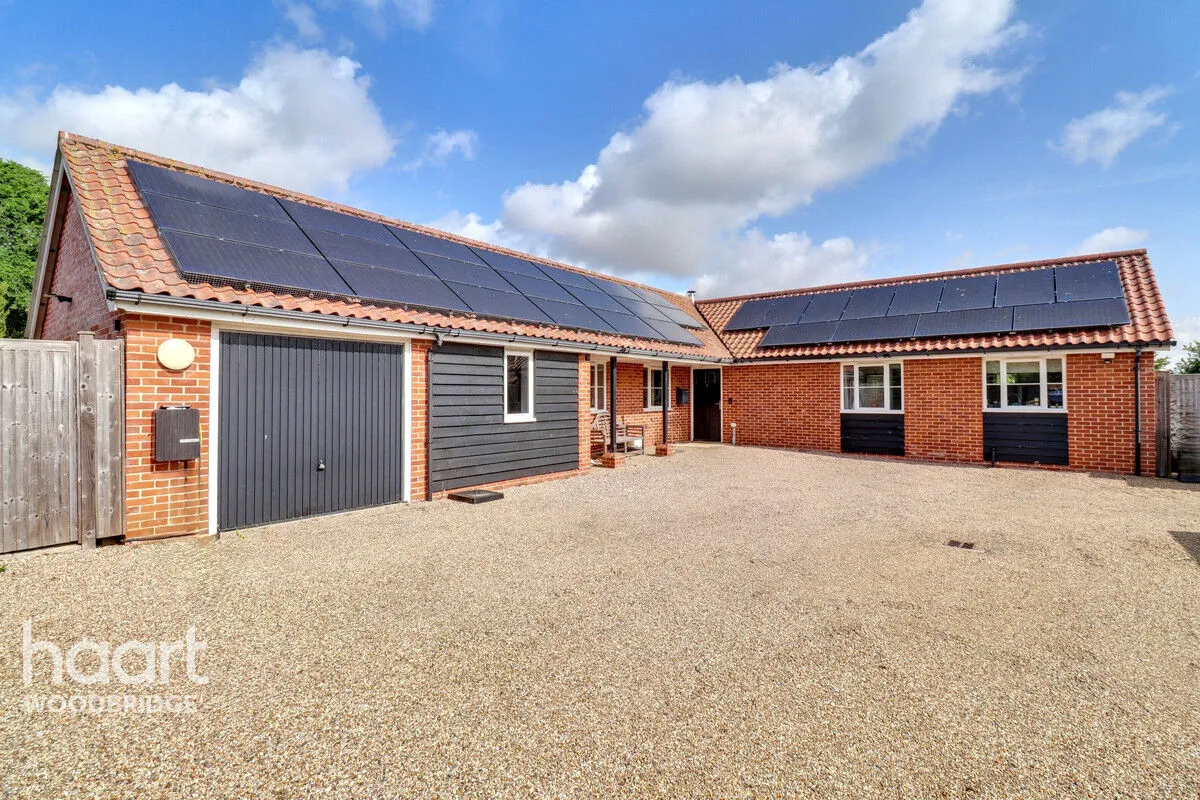 4 bed house for sale, Cavell Close, Bawdsey, IP12
