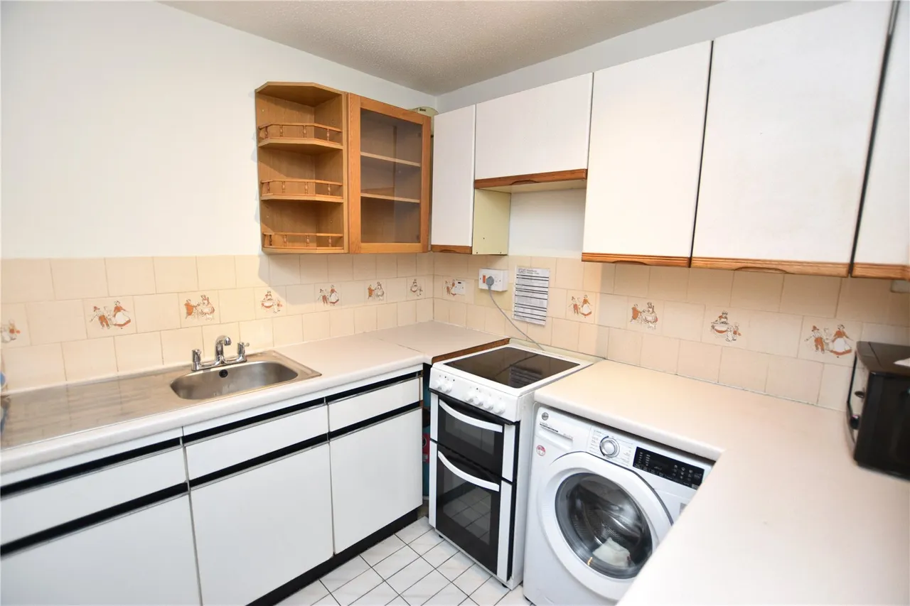 Pinewood Park, Farnborough, Hampshire, GU14 9JU, photo 5