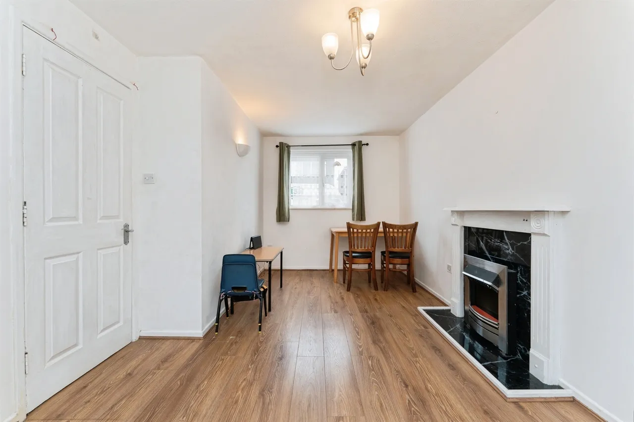 Mortons Court, March, photo 4