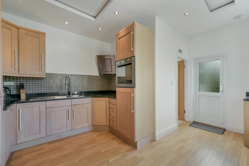 Chiswick Common Road, London, W4, photo 9