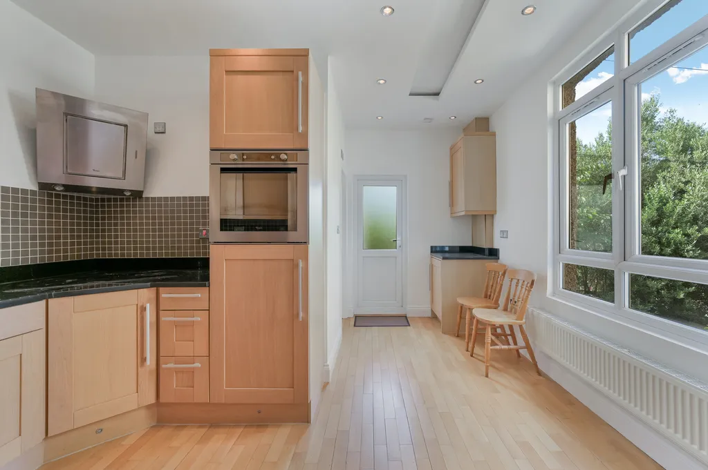Chiswick Common Road, London, W4, photo 8