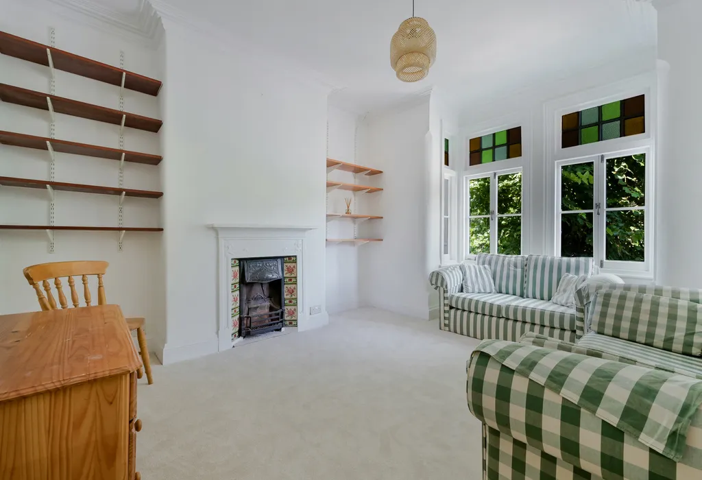 2 bed flat to rent, Chiswick Common Road, London, W4