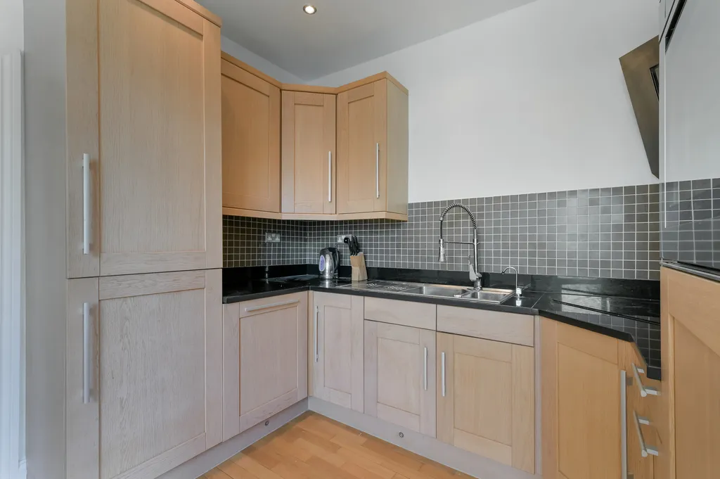 Chiswick Common Road, London, W4, photo 2